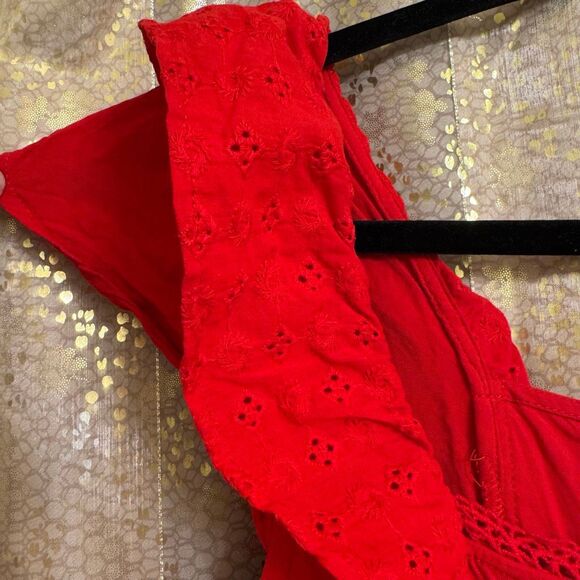 Maurice’s Red Solid Eyelet Trim Flutter Sleeve Top XS NWOT - Picture 4 of 6